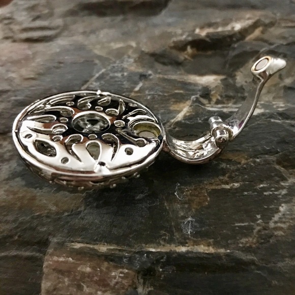 Silver & Pearl Magnetic Clasp Pendant - Picture 3 of 4